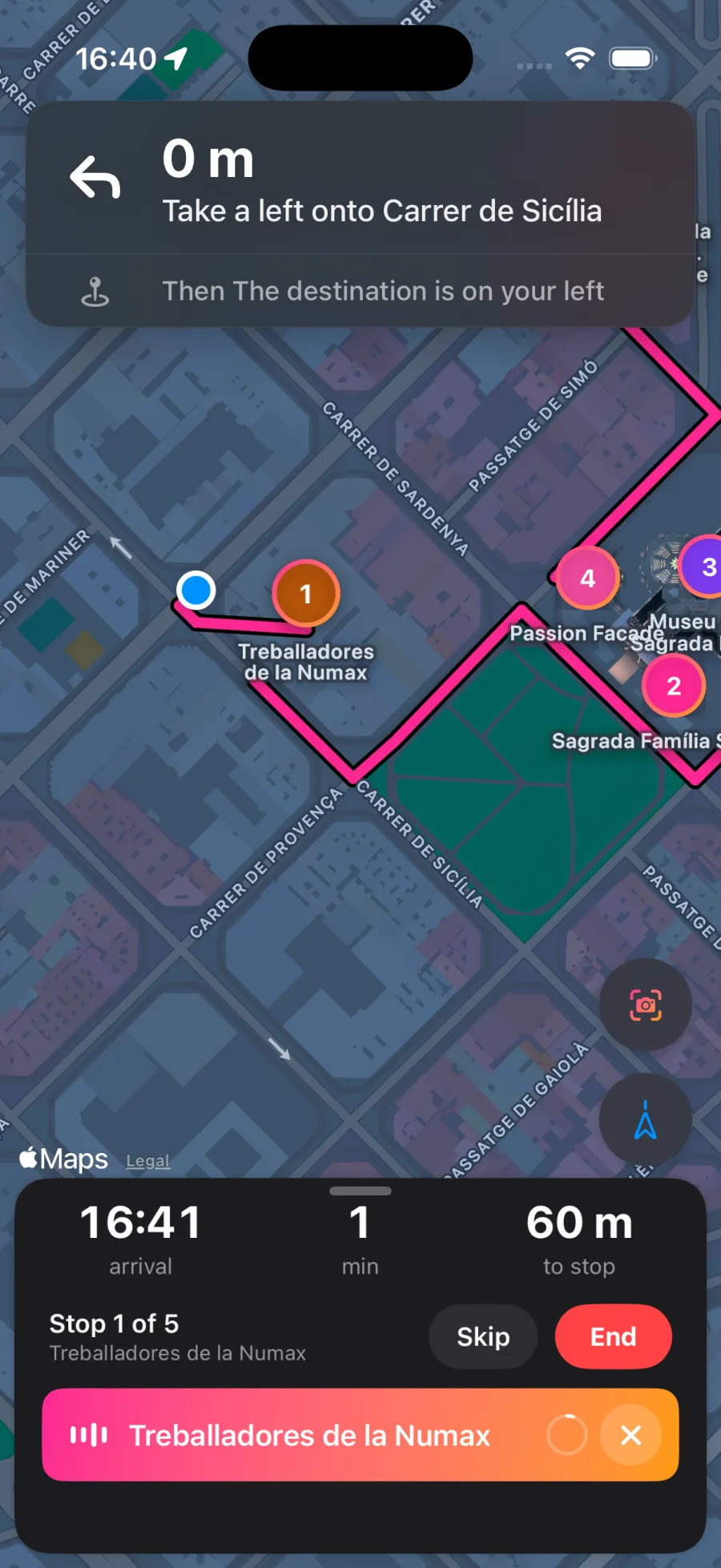 Naruho guiding a walking tour: the route drawn on the map with the next turn on a banner up top