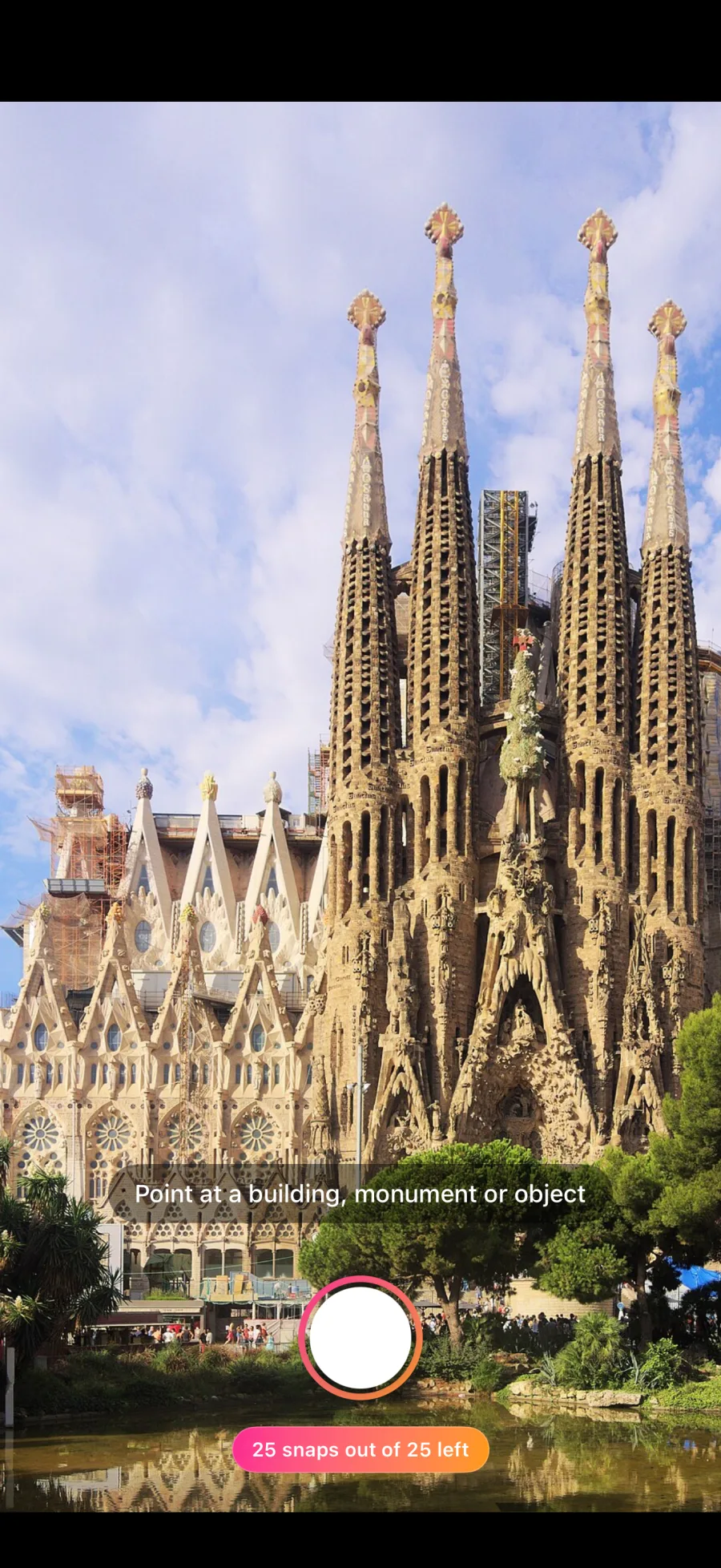 Naruho's camera viewfinder pointed at the Sagrada Família, with the brand-coloured shutter and snap counter visible
